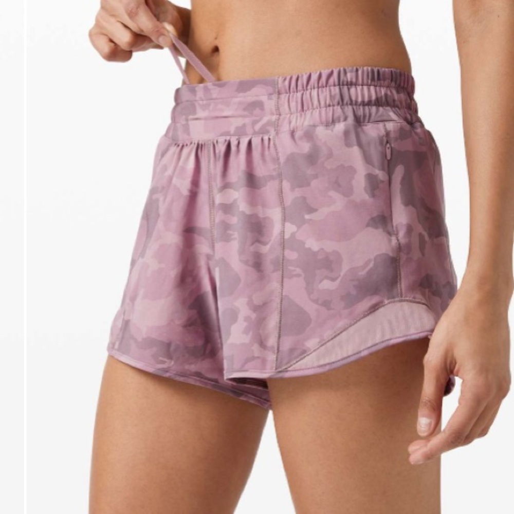 NWOT Lululemon Hotty Hot Short II *Long 4"
Incognito Camo / Pink Taupe Size 8T
